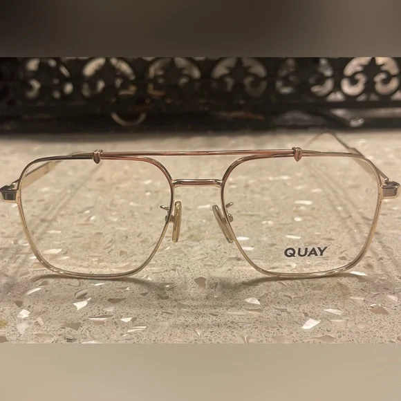 Quay Glasses Clear - Picture 3 of 5